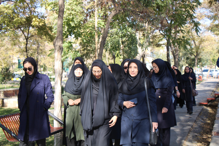 برگزاری برنامه پیاده‌روی بانوان مرکز بهداشت استان در چارچوب هفته ملی سلامت بانوان